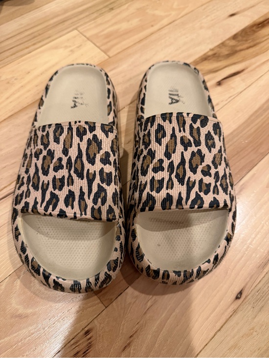 MIA Shoes - MIA Little Lexa Leopard slide - size 6!